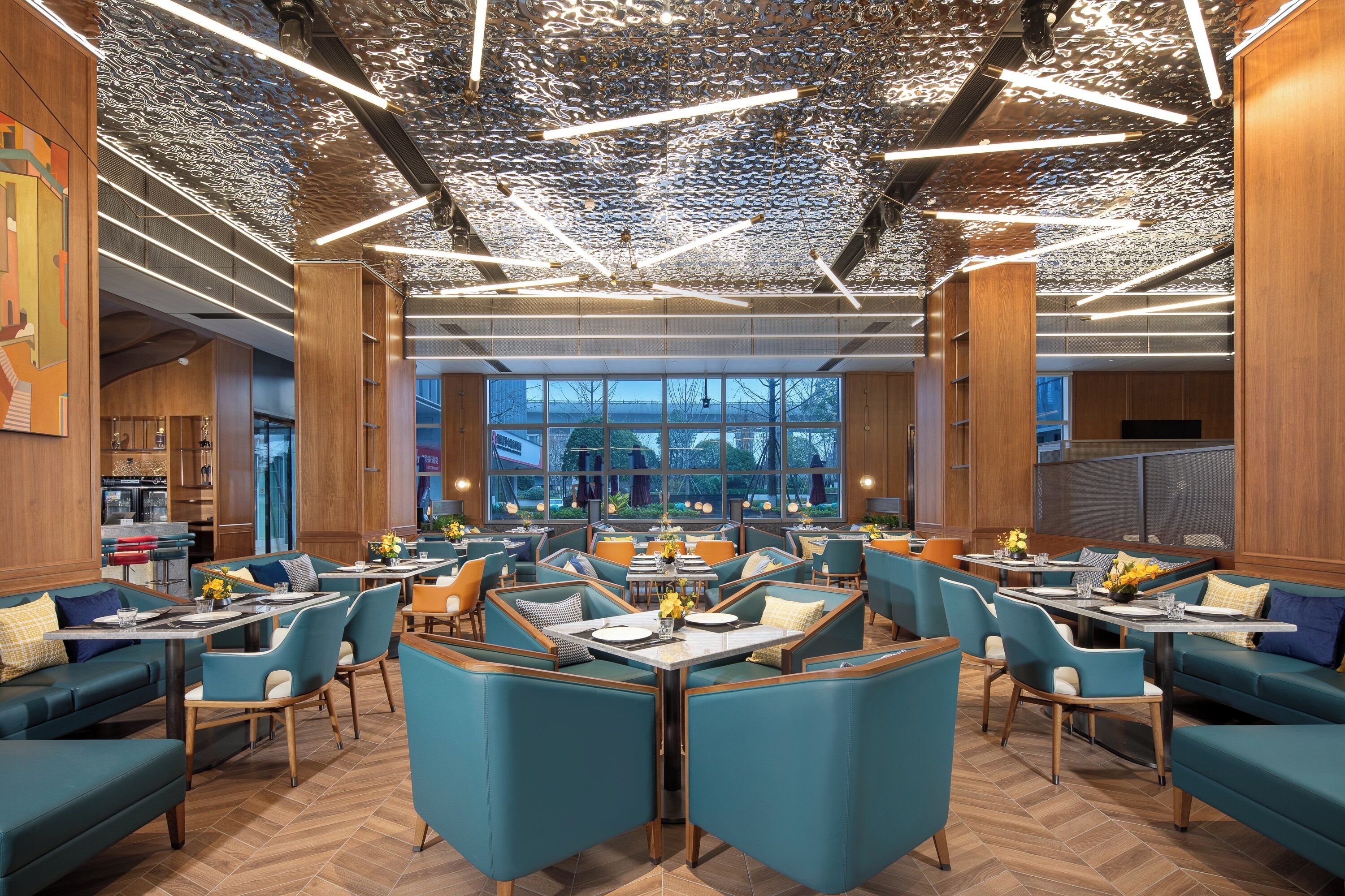 Daily buffet breakfast (CNY 118 per person)