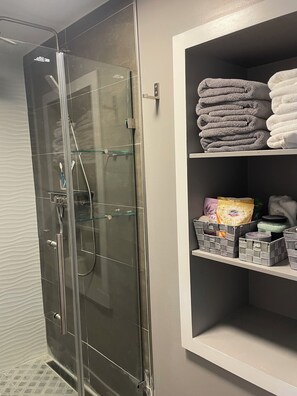 Dusche, Haartrockner, Handtücher, Seife