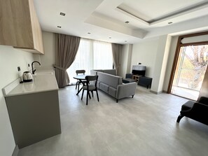 Een kluis op de kamer, een strijkplank/strijkijzer, gratis babybedden