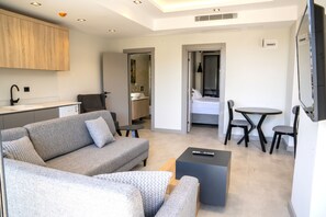 Een kluis op de kamer, een strijkplank/strijkijzer, gratis babybedden