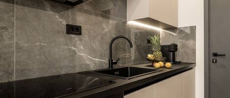 Horno, placa de cocina, cafetera o tetera y tostadora