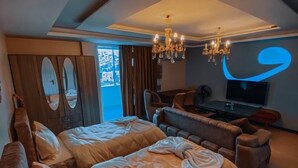设计开间, 1 间卧室, 山景 | 埃及棉床单、高档床上用品、客房内保险箱、办公桌