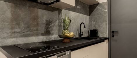 Cafetera o tetera y utensilios de cocina