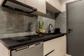 Cafetera y tetera, tostadora y utensilios de cocina 