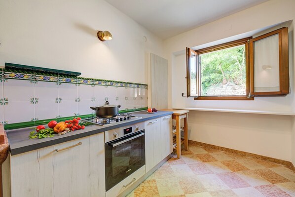 Familienhaus, Mehrere Schlafzimmer, 2 Bäder (Casa Mondragon In Lazise) | Eigene Küche