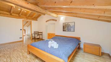 Family House, Multiple Bedrooms, 2 Bathrooms (Casa Mondragon In Lazise) | 2 bedrooms, iron/ironing board, free WiFi, bed sheets