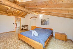 Casa familiar, varias habitaciones, 2 baños (Casa Mondragon In Lazise) | 2 habitaciones, tabla de planchar con plancha y wifi gratis 
