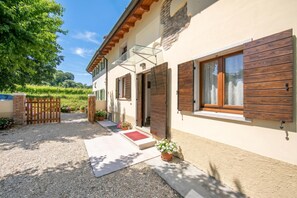 Family House, Multiple Bedrooms, 2 Bathrooms (Casa Mondragon In Lazise) | Property entrance