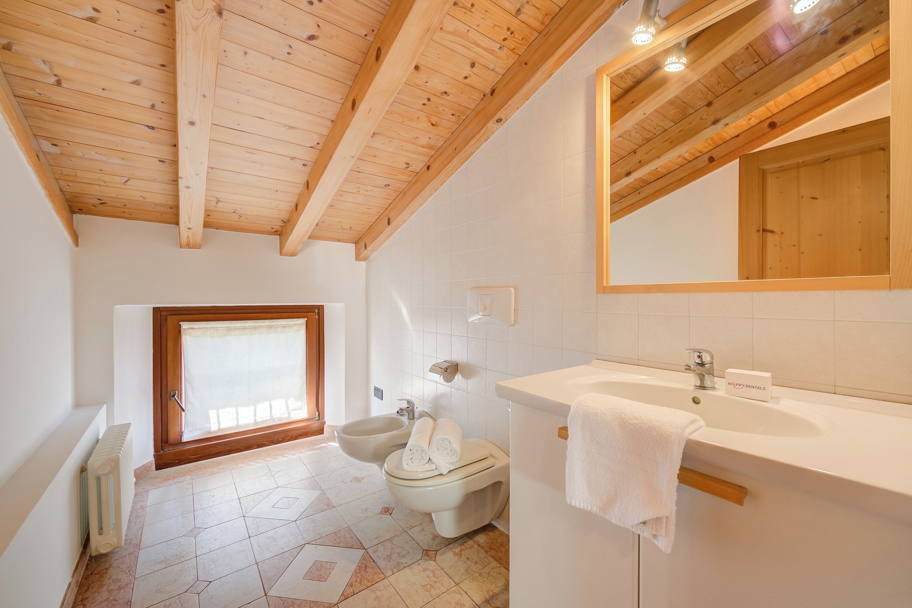 Casa familiar, varias habitaciones, 2 baños (Casa Mondragon In Lazise) | Baño | Ducha, secador de pelo, bidé y toallas