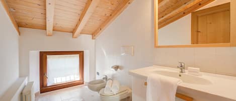 家庭單棟房屋, 多間臥室, 2 間浴室 (Casa Mondragon In Lazise) | 浴室 | 淋浴設備、風筒、坐浴桶、提供毛巾