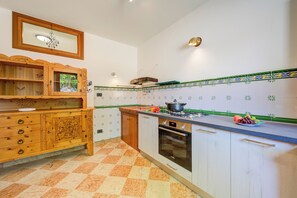 Casa família, 2 quartos, 2 banheiros (Casa Mondragon In Lazise) | Cozinha privada | Geladeira, fogão, cooktop, cafeteira/chaleira