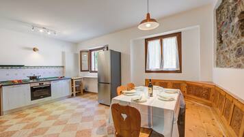 Family House, 2 Bedrooms, 2 Bathrooms (Casa Mondragon In Lazise) | Private kitchen | Fridge, oven, stovetop, coffee/tea maker