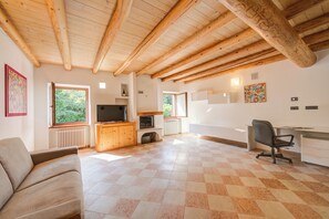 家庭單棟房屋, 多間臥室, 2 間浴室 (Casa Mondragon In Lazise) | 客廳 | 21 吋智能電視連有線電視頻道