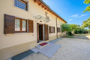 Casa familiar, varias habitaciones, 2 baños (Casa Mondragon In Lazise) | Vista frontal de la propiedad