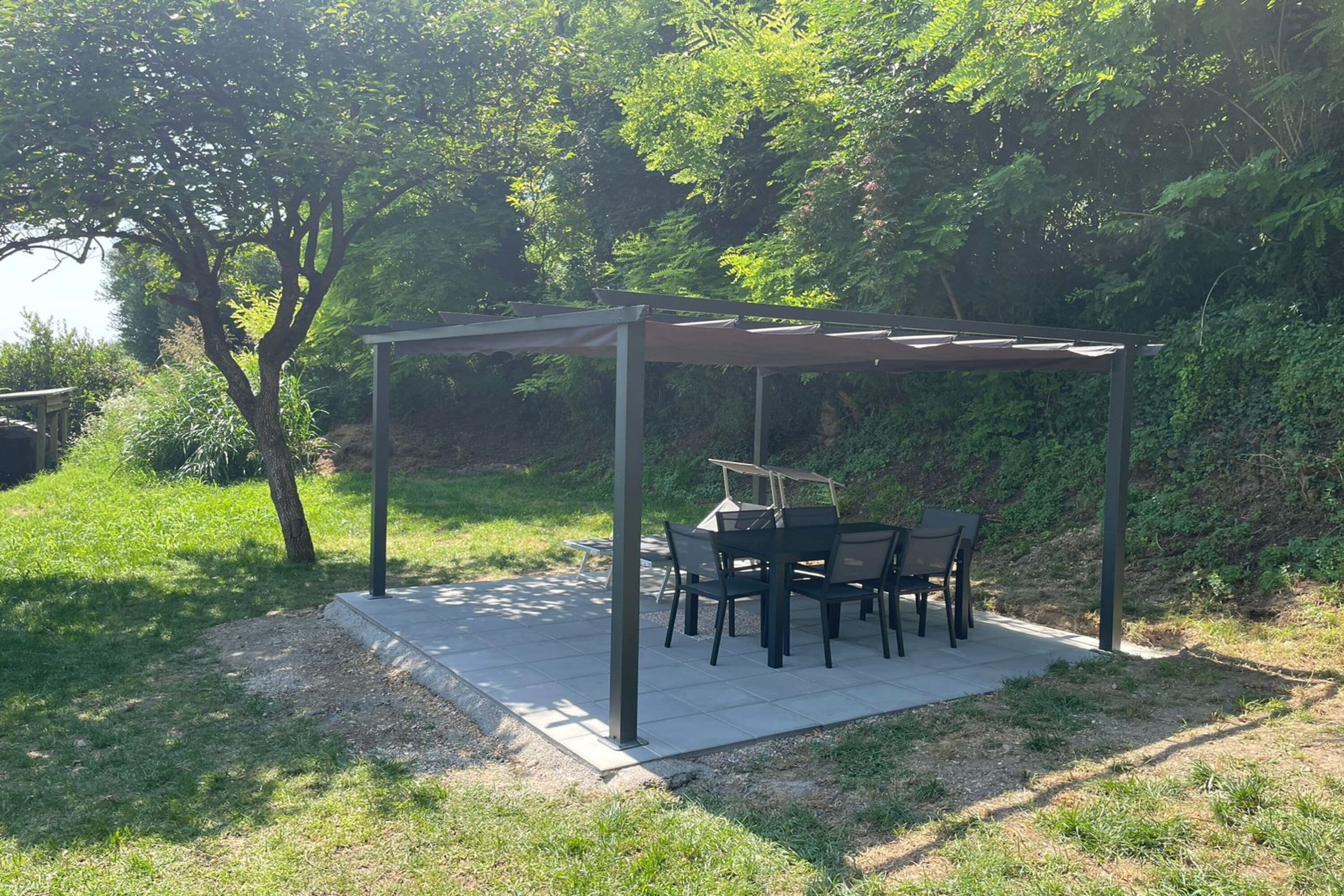 Familie huis, meerdere slaapkamers, 2 badkamers (Casa Mondragon In Lazise) | Buiten dineren