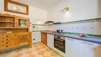 Lemari es, oven, kompor, dan mesin pembuat kopi/teh