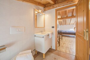 Casa familiar, varias habitaciones, 2 baños (Casa Mondragon In Lazise) | Baño | Regadera, secadora de cabello, bidet, toallas 