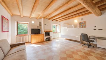 Family House, 2 Bedrooms, 2 Bathrooms (Casa Mondragon In Lazise) | Living area | 21-inch Smart TV with cable channels
