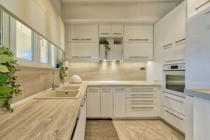 Réfrigérateur, four à micro-ondes, un four, surface de cuisson