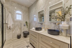Een douche, een haardroger, handdoeken, zeep