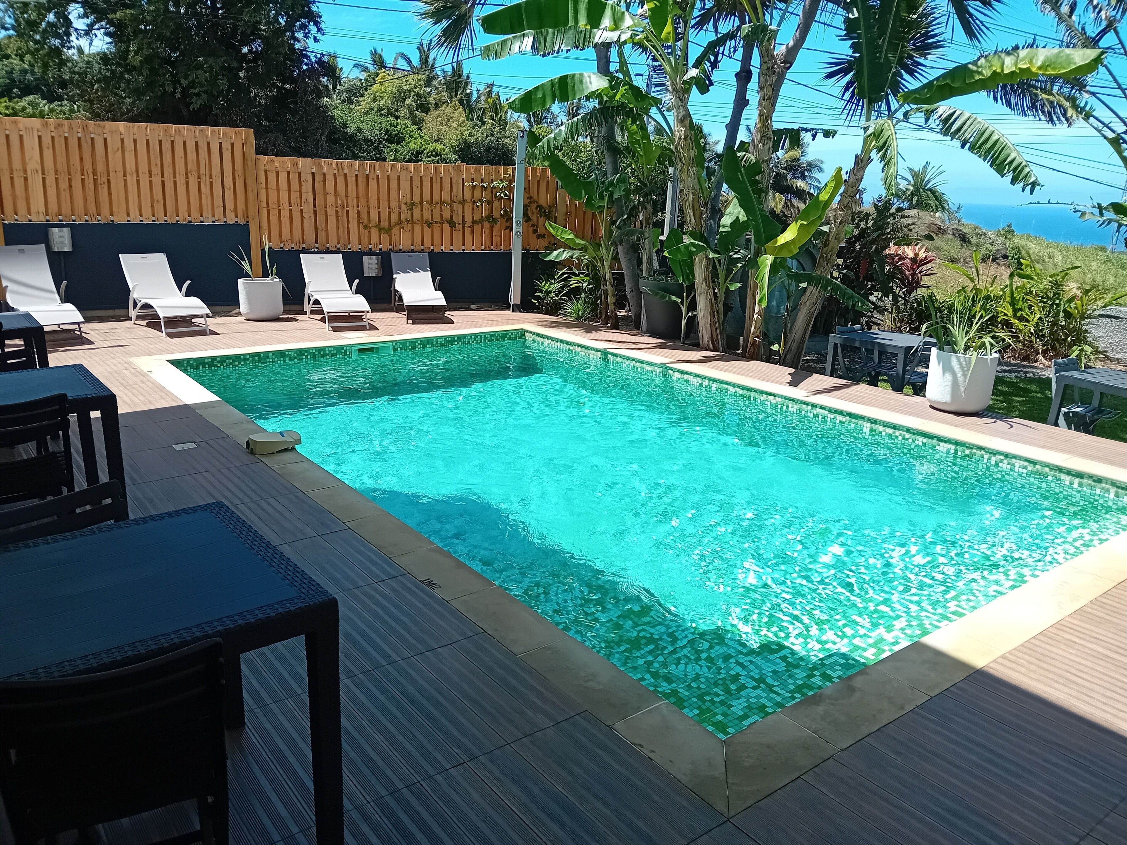 Alberca al aire libre y camastros 