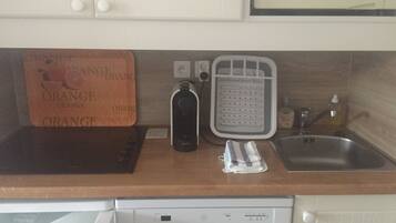 Een koelkast, een microgolfoven, een kookplaat, een vaatwasser