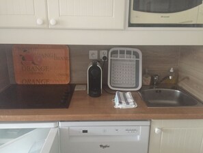 Réfrigérateur, micro-ondes, plaque de cuisson, lave-vaisselle