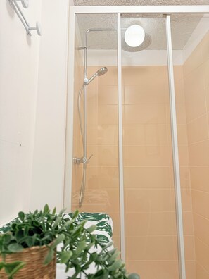 Douche, sĂšche-cheveux, serviettes fournies, papier toilette