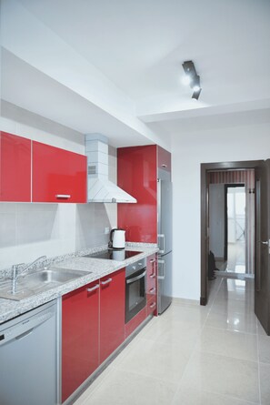 Kjøleskap, ovn, kokeplater og oppvaskmaskin