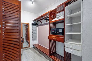 Un dressing avec des étagères en bois, une porte miroir et un radiateur intégré.