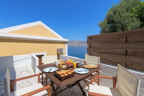 Outdoor dining - House in Symi with sea view (Symi)