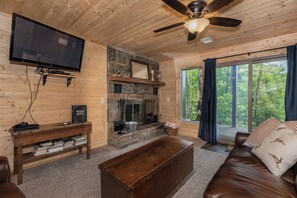 Téléviseur connecté, foyer, lecteur de DVD, table de baby-foot