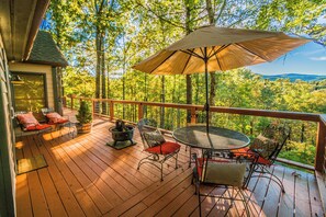 Outdoor dining - Acorn Cottage - Powder Horn Mountain (Deep Gap)