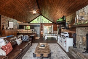 Smart TV, fireplace, table football - Acorn Cottage - Powder Horn Mountain (Deep Gap)