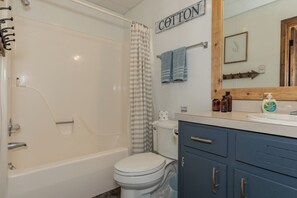 Suihkun ja ammeen yhdistelmä, hiustenkuivaaja, pyyhkeet, vessapaperi