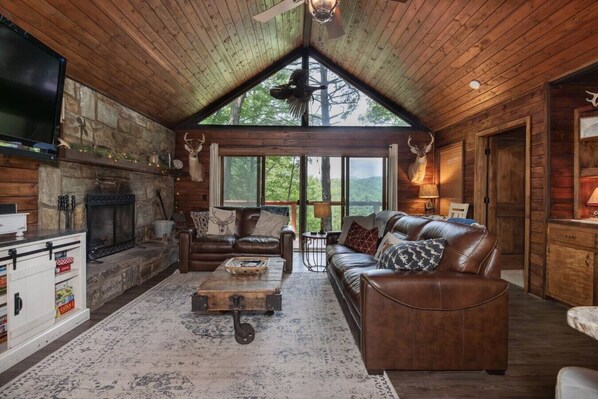 Smart TV, fireplace, table football - Acorn Cottage - Powder Horn Mountain (Deep Gap)