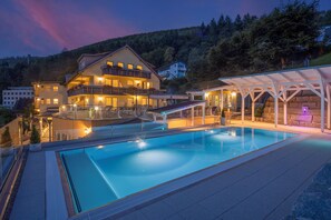 Indoor pool, outdoor pool, open 7:30 AM to 7:00 PM, pool umbrellas - Wellnesshotel Rothfuss mit Spa und 2 Schwimmbädern (Bad Wildbad)