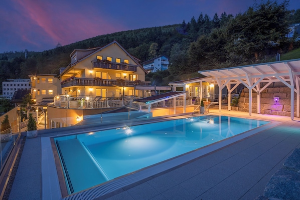 Indoor pool, outdoor pool, open 7:30 AM to 7:00 PM, pool umbrellas - Wellnesshotel Rothfuss mit Spa und 2 Schwimmbädern (Bad Wildbad)