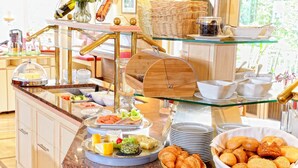 A buffet with various food items, including bread, pastries, and a variety of dishes. - Wellnesshotel Rothfuss mit Spa und 2 Schwimmbädern (Bad Wildbad)