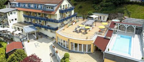 Piscina coberta, piscina a l'aire lliure, para-sols i gandules