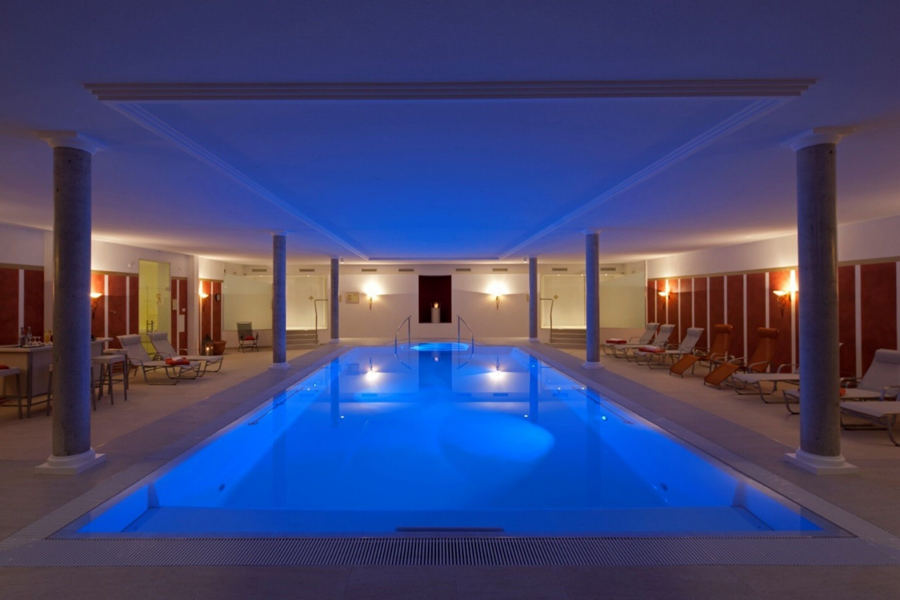 Piscina coperta, piscina all'aperto, ombrelloni da piscina, lettini