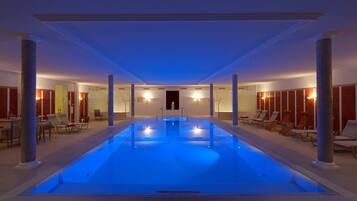 Piscina coperta, piscina all'aperto, ombrelloni da piscina, lettini