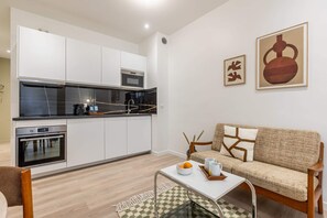 ثلاجة، ميكروويف، موقد طهي مسطح، غسالة أطباق