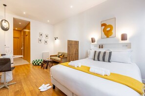 Tabla de planchar con plancha, wifi gratis, ropa de cama