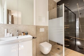 Shower, hair dryer, towels - Sweett | Madeleine IV (Paris)