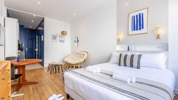 Een strijkplank/strijkijzer, gratis wifi, beddengoed