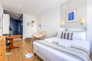 Tabla de planchar con plancha, wifi gratis, ropa de cama