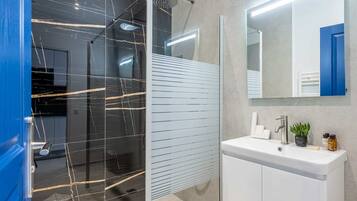 Een haardroger, handdoeken