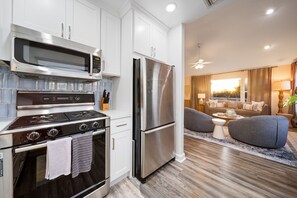 Réfrigérateur, micro-ondes, four, plaque de cuisson