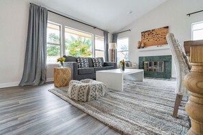 TV, stereoanlegg og kontorer